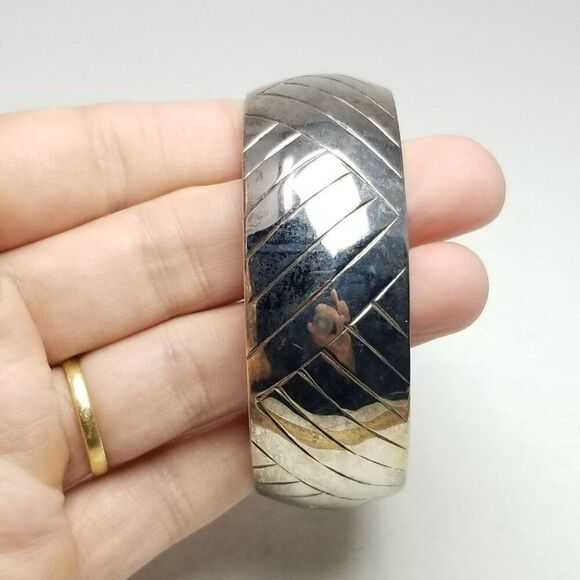 Vintage Silver Tone Etched Design Bangle Bracelet, 70s Style, Estate - Picture 3 of 5